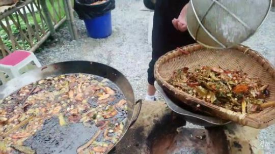 制作油辣子，红烧牛肉(≧ω≦)/ 2019-05-29 16点场