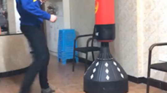 @小鱼小鱼吃虾米 大哥，我怕你打我打不过瘾，给你带了个四川挨