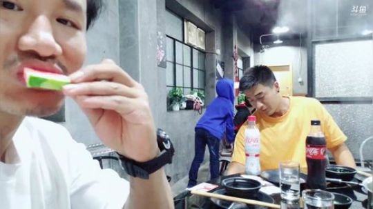 去看吴健身房练肩，可以看qiqi了 2019-05-31 19点场