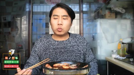 我在斗鱼看野食小哥直播美食