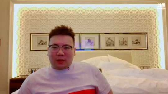 我在斗鱼看pigff直播吃鸡游戏