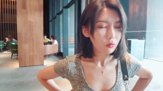 妹妹试婚纱，我恰柠檬。 2019-06-02 16点场