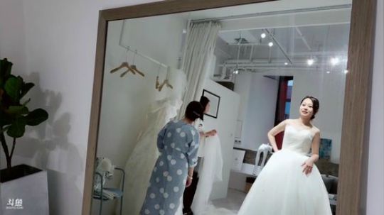 妹妹试婚纱，我恰柠檬。 2019-06-02 18点场