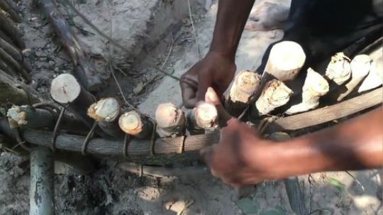 【躺尸兄弟】用竹子搭建冬季最适宜的户外人工温泉游泳池