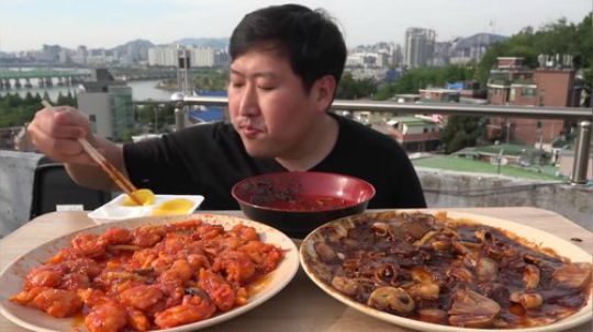 - 闷头就是造的一家人- 辣酱炸虾+炸酱面~.