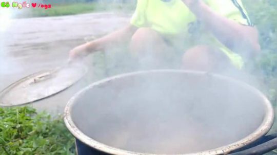 -【 野炊姐妹】 - 捉鲤鱼 ！