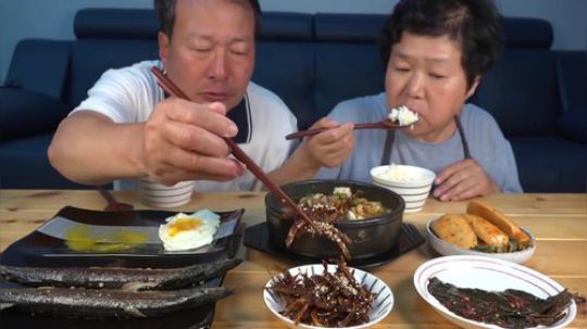 - 闷头就是造的一家人- 米饭配豆腐汤和鱼干秋刀鱼萝卜