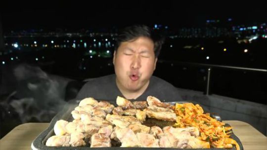 - 闷头就是造的一家人- 一个人吃烤猪颈肉，吃得好开心啊