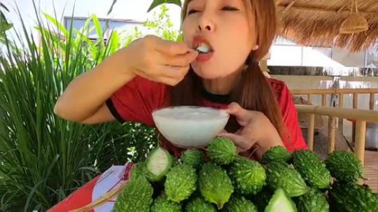 - 泰国乡村妹纸 - 吃苦瓜！可以吃吗？真的很好吃吗？