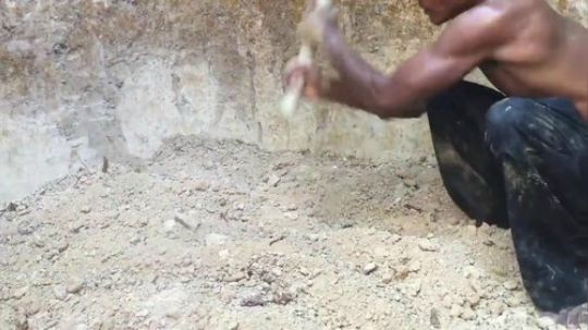 【躺尸兄弟】两兄弟掘地三尺挖出最隐秘的螺旋式地下游泳池