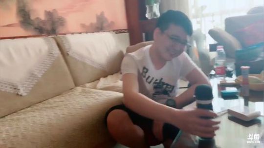 黑板君爱喝酸奶发布了一个斗鱼视频2019-06-06