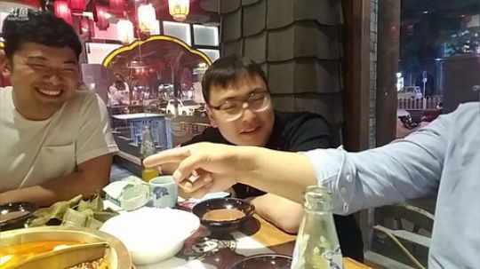 我在斗鱼看威海大叔直播美食