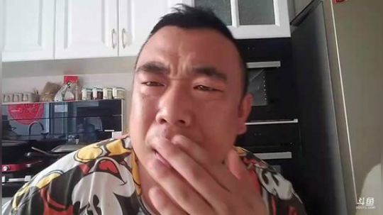 我在斗鱼看主播小黑亮亮直播美食