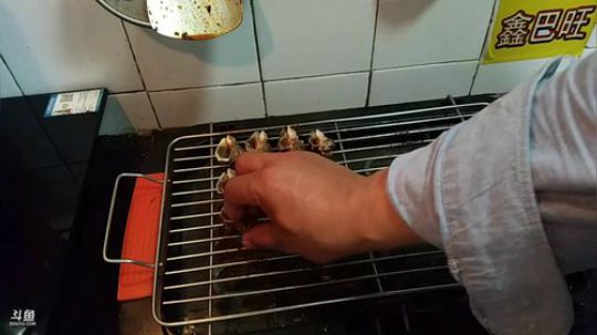 我在斗鱼看威海大叔直播美食