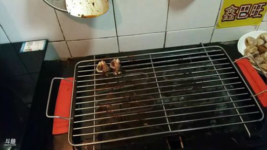 我在斗鱼看威海大叔直播美食