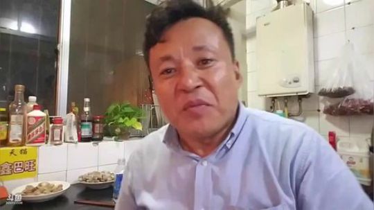 我在斗鱼看威海大叔直播美食