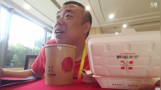 我在斗鱼看主播小黑亮亮直播美食