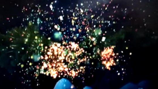 和下雨夜雨还有好多宝宝们一起看烟花，开心～
