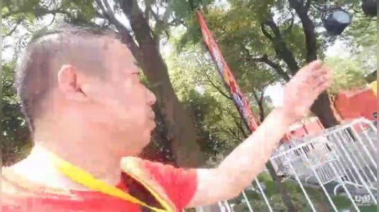 我在斗鱼看主播小黑亮亮直播美食