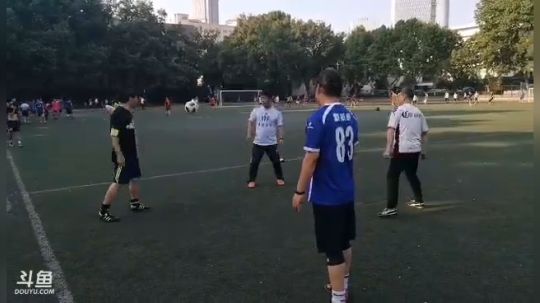 踢球