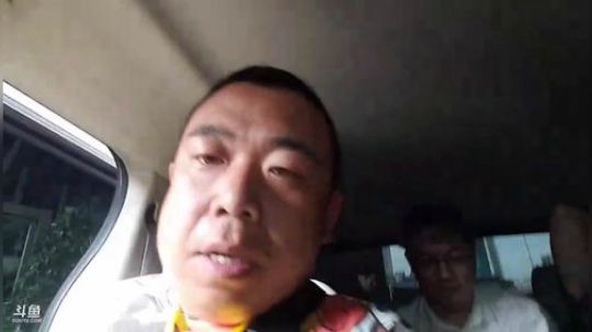 我在斗鱼看主播小黑亮亮直播美食