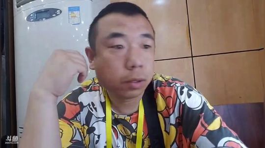 我在斗鱼看主播小黑亮亮直播美食