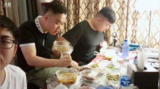 我在斗鱼看火力堂主直播户外