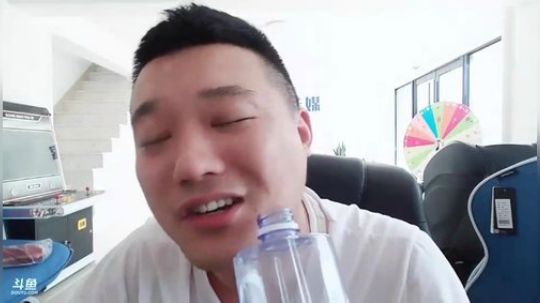 闹闹可遇不可求发布了一个斗鱼视频2019-06-17