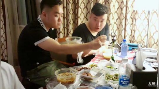 我在斗鱼看火力堂主直播户外