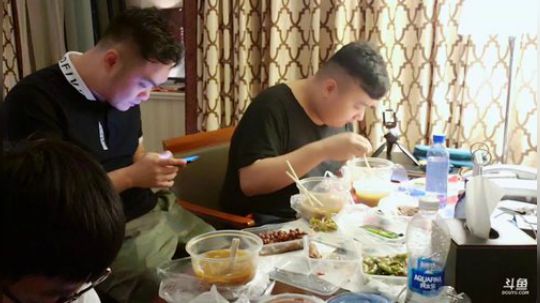 我在斗鱼看火力堂主直播户外