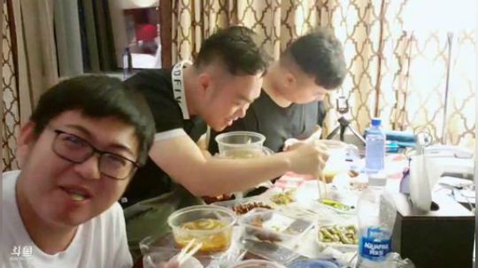 我在斗鱼看火力堂主直播户外