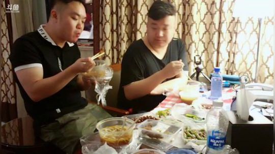 我在斗鱼看火力堂主直播户外