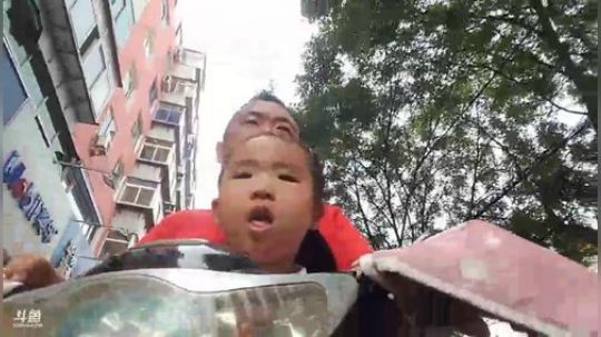 我在斗鱼看主播小黑亮亮直播美食