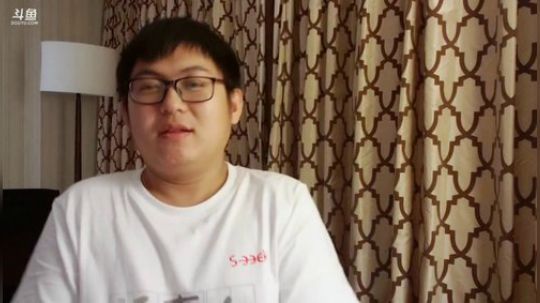 我在斗鱼看火力堂主直播户外