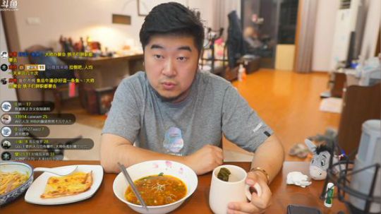 我在斗鱼看雪纳瑞三口之家直播美食