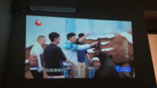 给你们看看我的投影仪，效果还不错哟。[大笑][大笑][大笑]