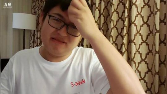 我在斗鱼看火力堂主直播户外