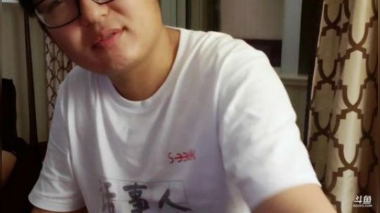 我在斗鱼看火力堂主直播户外