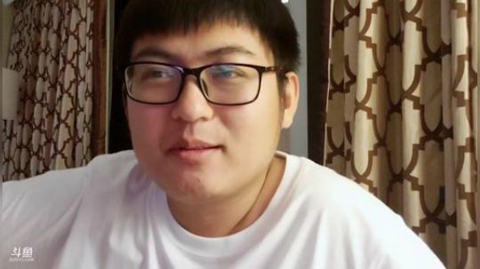 我在斗鱼看火力堂主直播户外