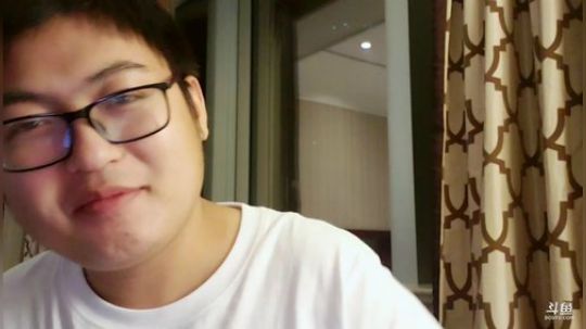 我在斗鱼看火力堂主直播户外