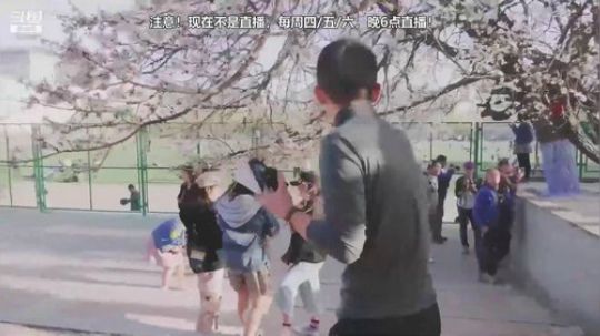 户外遛狗王飞哥发布了一个斗鱼视频2019-06-19