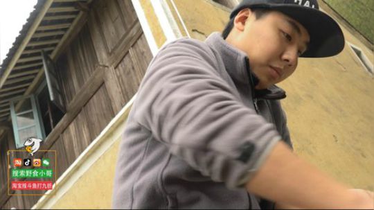 我在斗鱼看野食小哥直播美食