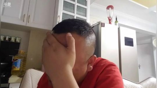 我在斗鱼看主播小黑亮亮直播美食
