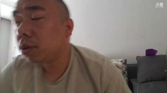 我在斗鱼看主播小黑亮亮直播美食