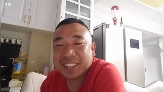 我在斗鱼看主播小黑亮亮直播美食