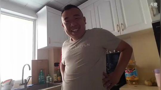 我在斗鱼看主播小黑亮亮直播美食