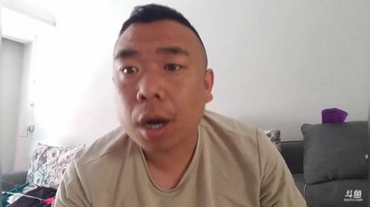 我在斗鱼看主播小黑亮亮直播美食