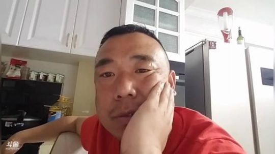 我在斗鱼看主播小黑亮亮直播美食