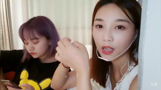 我在斗鱼看百变姑姑肖淑洁直播户外