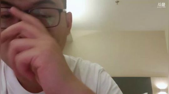 我在斗鱼看火力堂主直播户外